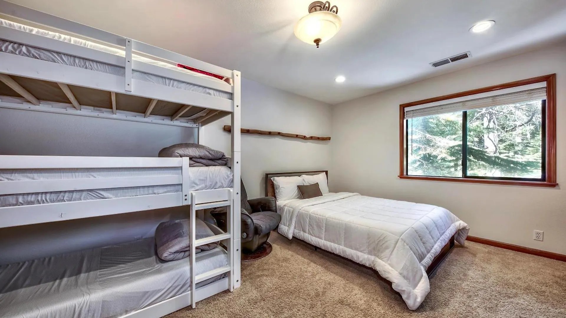 1760T Thunderbird Cabin South Lake Tahoe USA